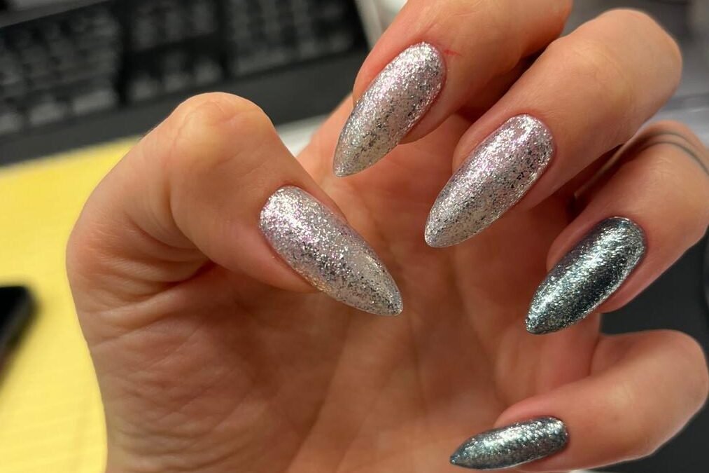 nail art stiletto silver gray